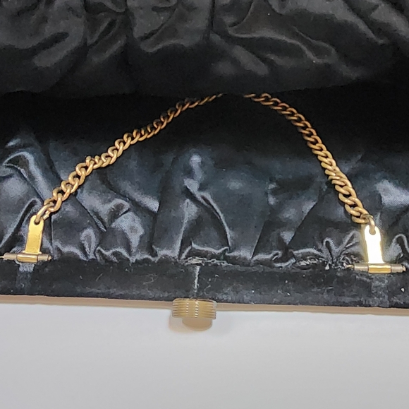 VINTAGE 1950s BLACK VELVET EVENING CLUTCH WITH OPTIONAL CHAIN HANDLE INSIDE. - Picture 5 of 8